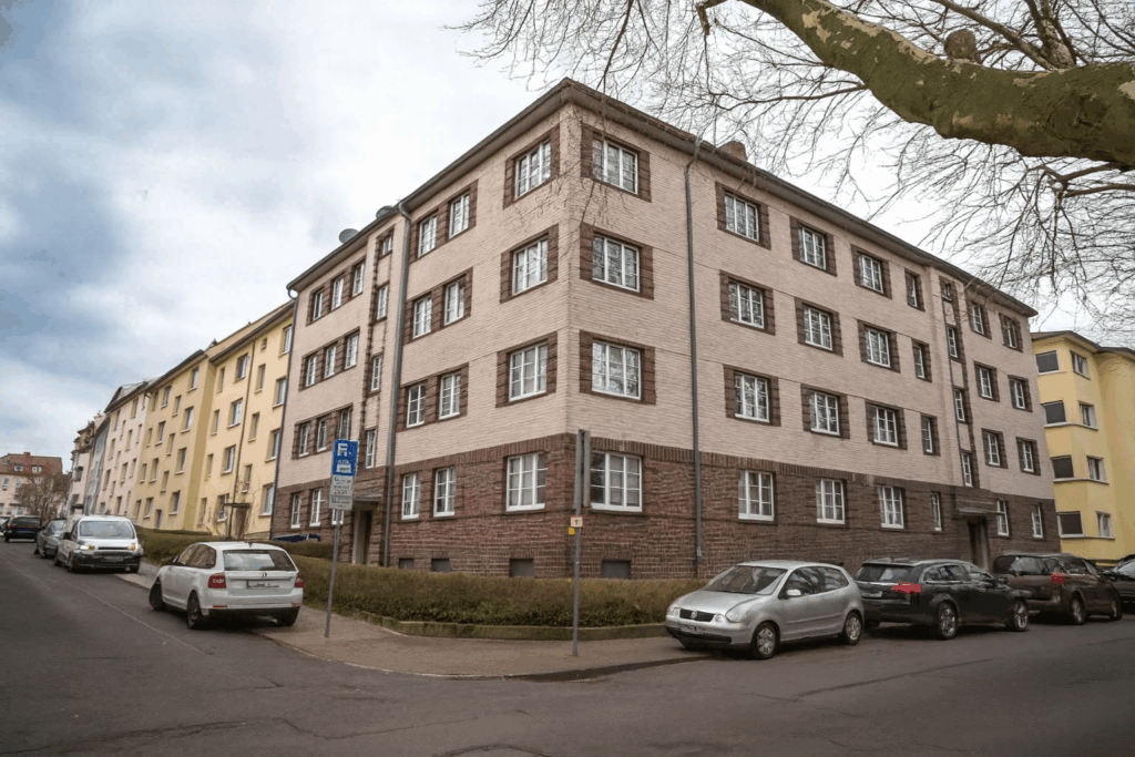 Sanierter Altbau in innerstädtischer Lage mit typischer Klinkerfassade – Beispiel für denkmalgeschützte Wohnimmobilie als Kapitalanlage in Deutschland.